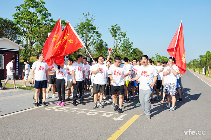 一聲槍聲，銀河電氣全體員工奔出起點
