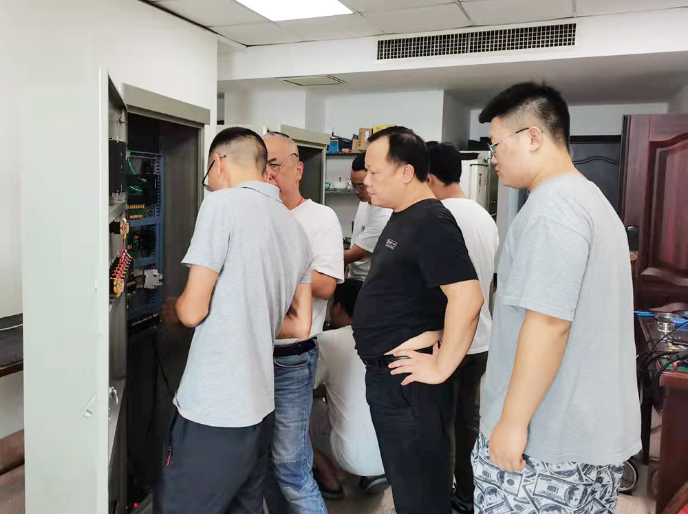 銀河電氣組織生產(chǎn)部學(xué)習電氣柜安裝布線工藝4